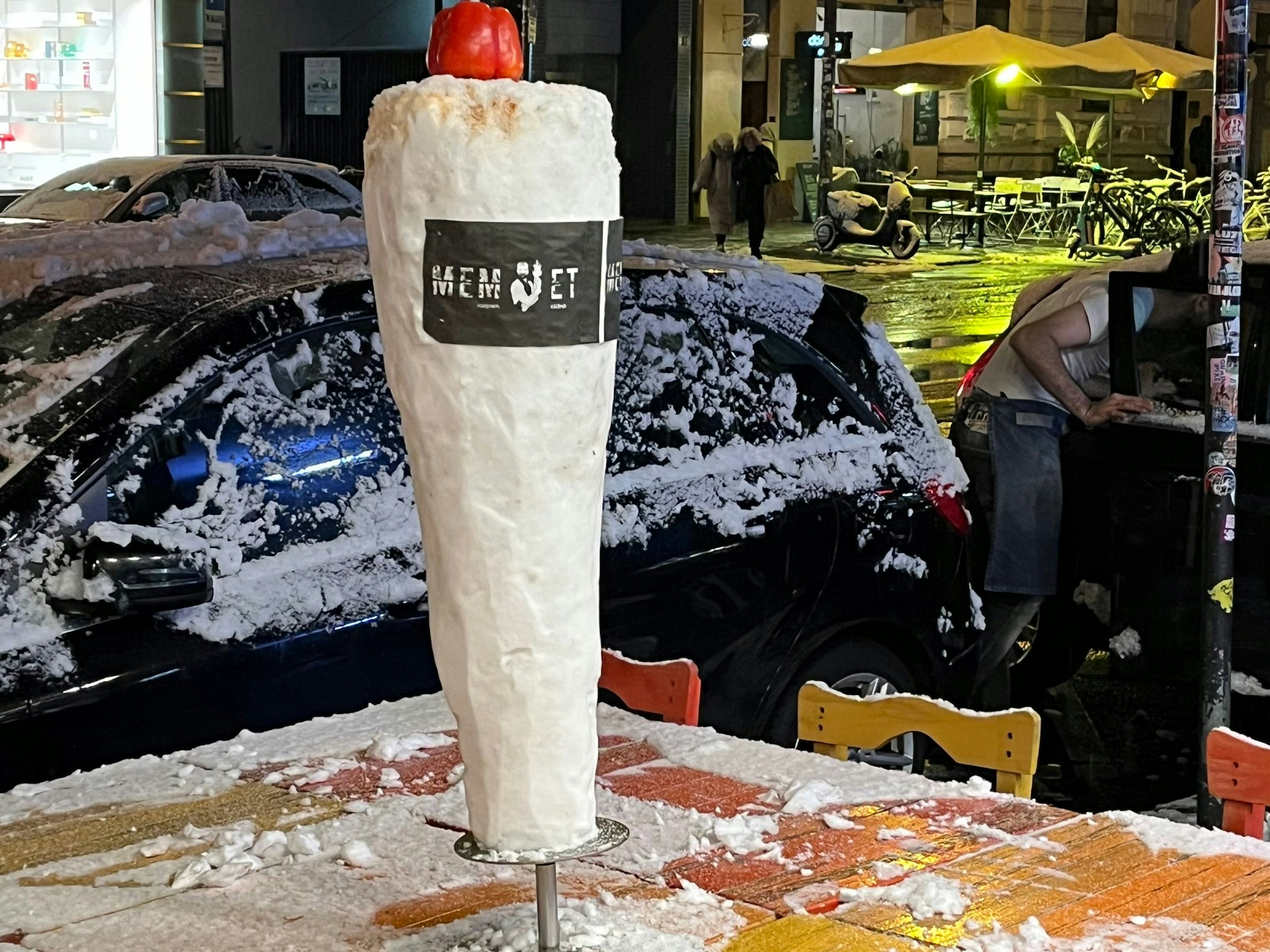 Ein Dönerspieß aus Schnee