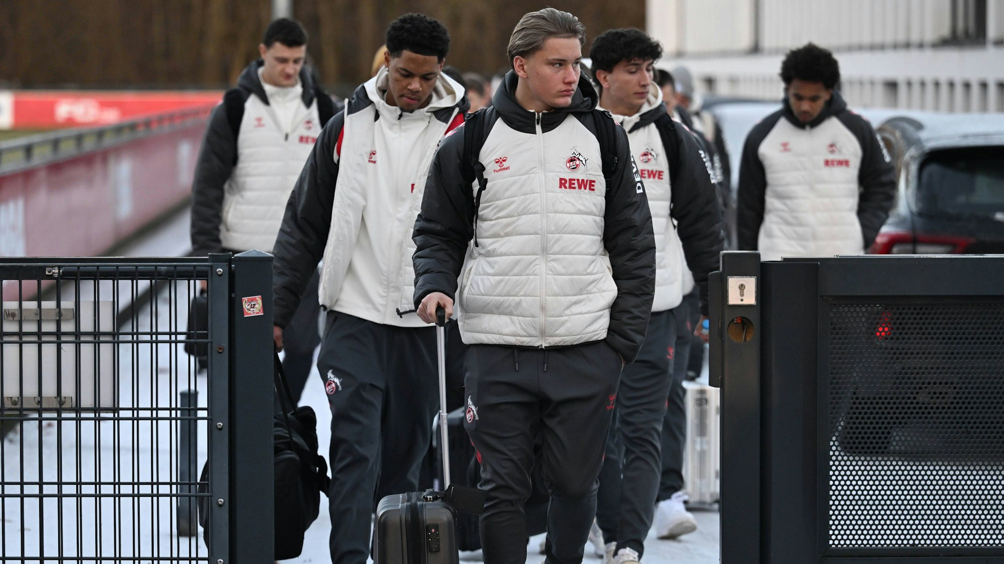 Fynn Schenten gemeinsam mit seinen Kollegen vom 1. FC Köln.