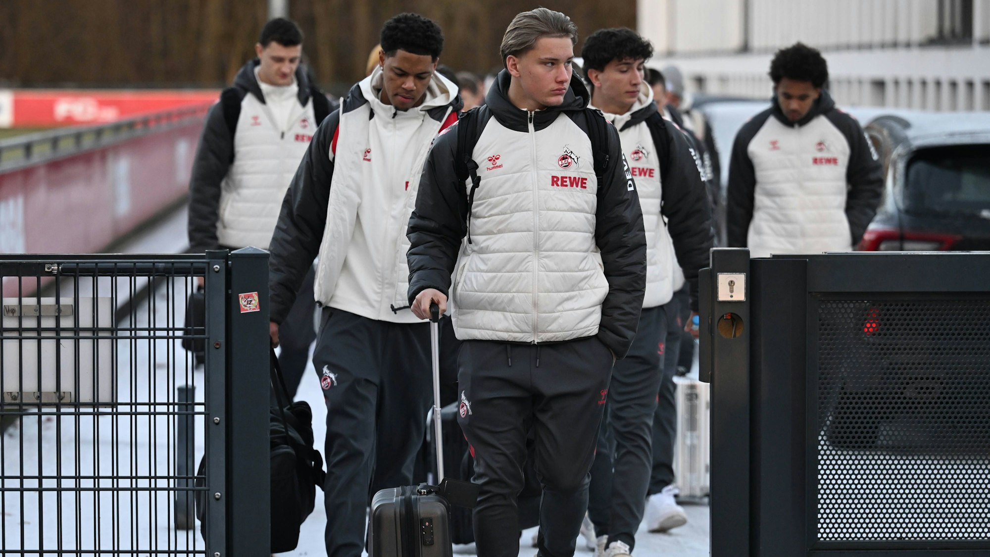 Fynn Schenten gemeinsam mit seinen Kollegen vom 1. FC Köln.