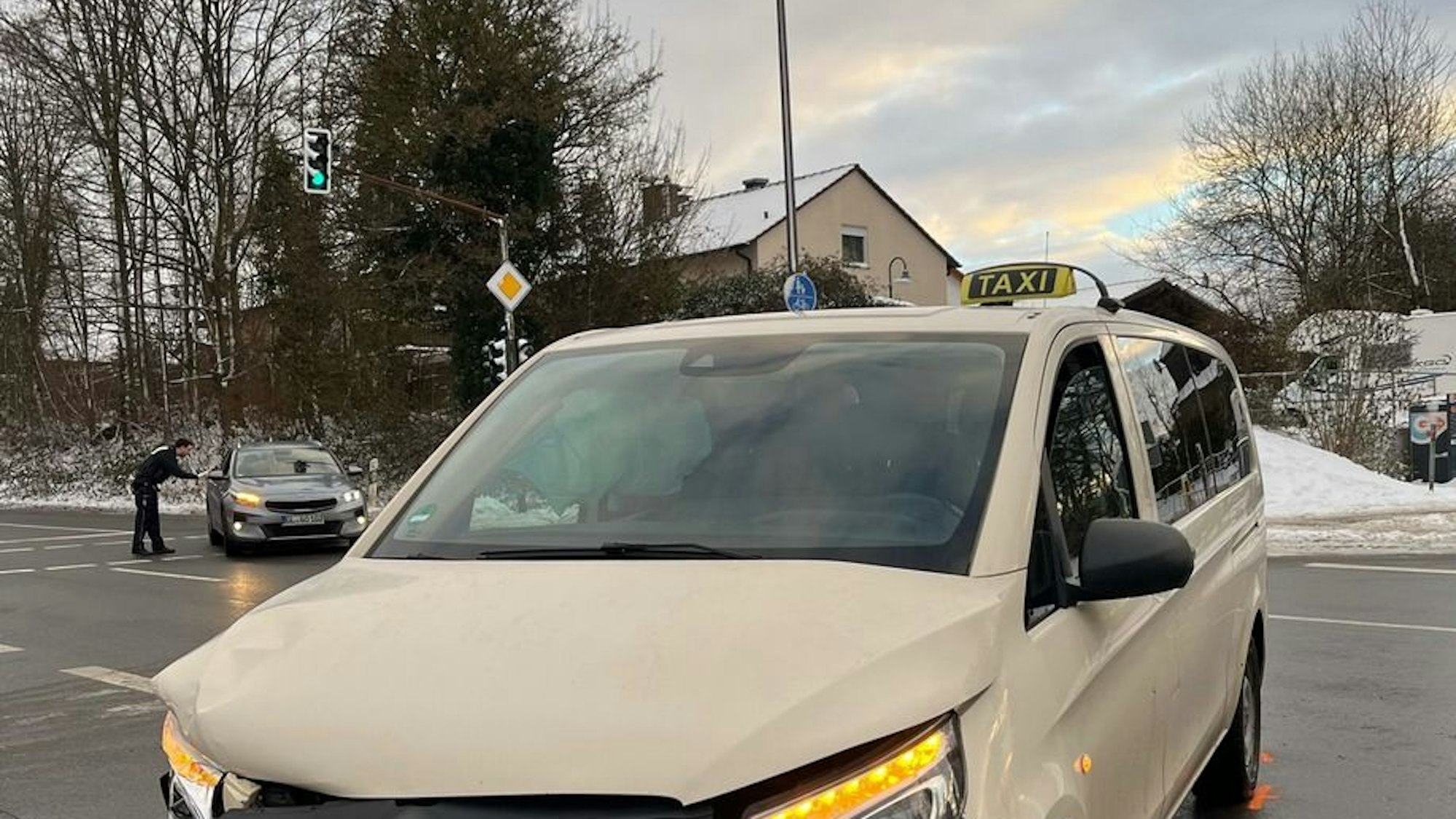 Ein demoliertes Auto steht nach einem Unfall auf einer Verkehrsinsel.