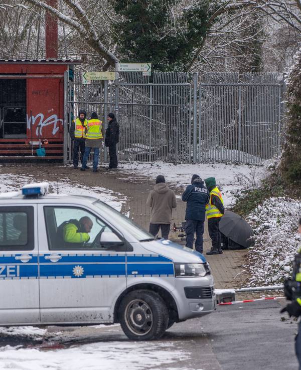 Einsatzkräfte der Polizei stehen an der Brandstelle einer Kabelbrücke vor dem Kraftwerk Lichterfelde am Teltowkanal. Nach dem Brand einer Kabelbrücke ist im Südwesten Berlins für 50.000 Haushalte und 2.000 Gewerbebetriebe der Strom ausgefallen.