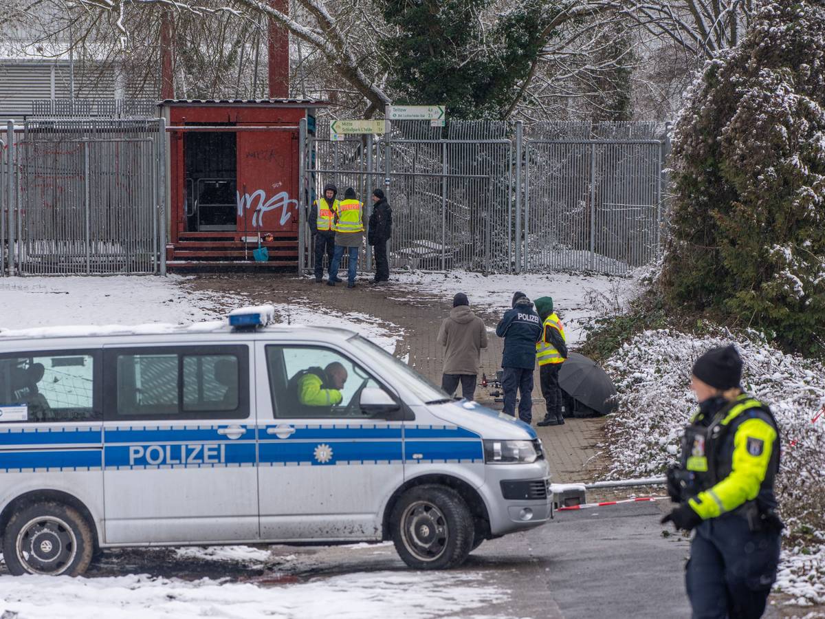Einsatzkräfte der Polizei stehen an der Brandstelle einer Kabelbrücke vor dem Kraftwerk Lichterfelde am Teltowkanal. Nach dem Brand einer Kabelbrücke ist im Südwesten Berlins für 50.000 Haushalte und 2.000 Gewerbebetriebe der Strom ausgefallen.