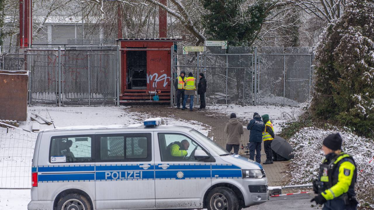 Einsatzkräfte der Polizei stehen an der Brandstelle einer Kabelbrücke vor dem Kraftwerk Lichterfelde am Teltowkanal. Nach dem Brand einer Kabelbrücke ist im Südwesten Berlins für 50.000 Haushalte und 2.000 Gewerbebetriebe der Strom ausgefallen.