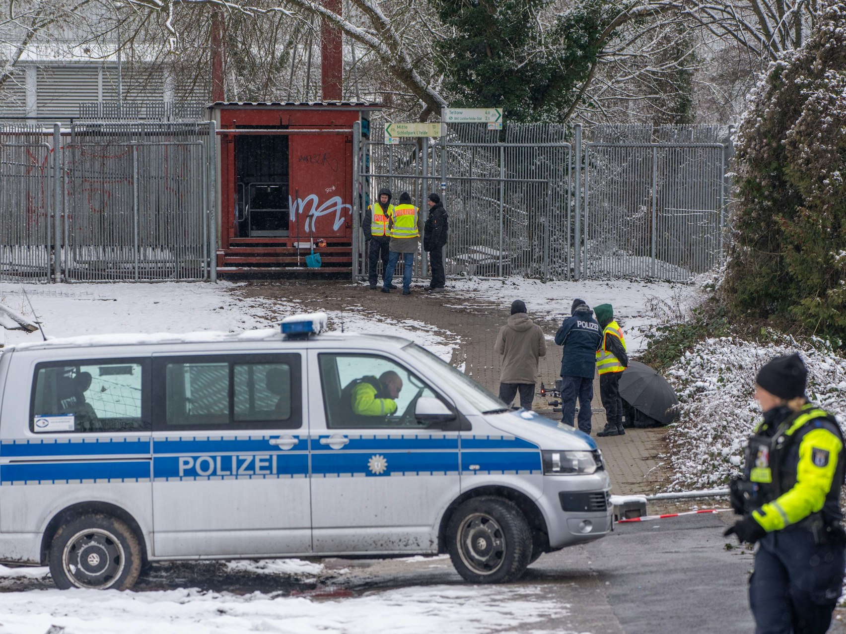 Einsatzkräfte der Polizei stehen an der Brandstelle einer Kabelbrücke vor dem Kraftwerk Lichterfelde am Teltowkanal. Nach dem Brand einer Kabelbrücke ist im Südwesten Berlins für 50.000 Haushalte und 2.000 Gewerbebetriebe der Strom ausgefallen.