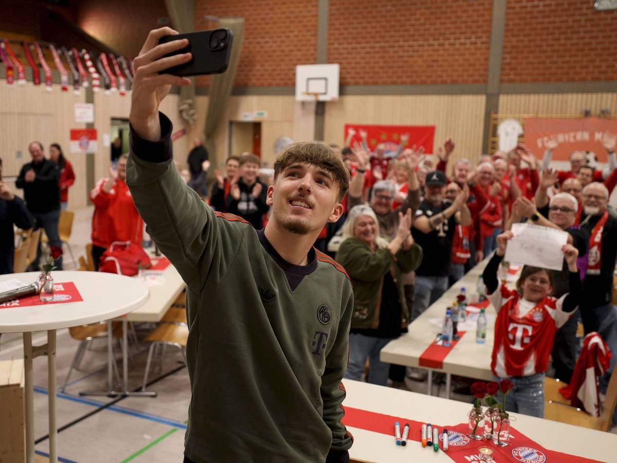 Lennart Karl macht ein Foto mit Fans