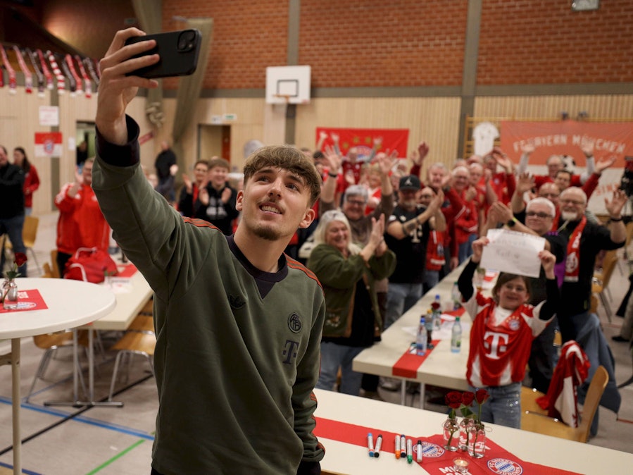 Lennart Karl macht ein Foto mit Fans