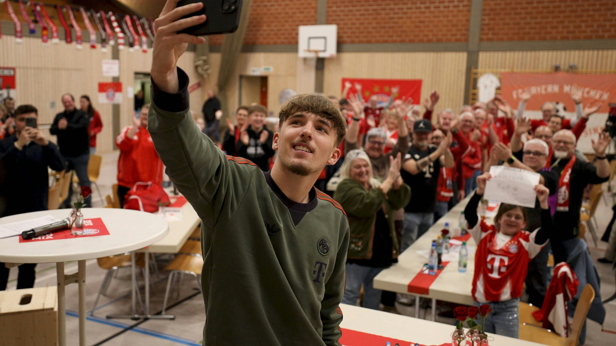Lennart Karl macht ein Foto mit Fans