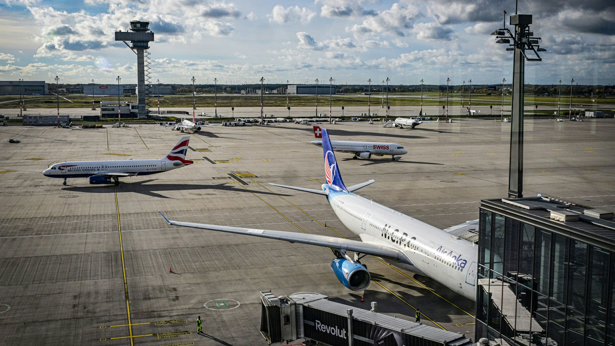 Flughafen mit Flugzeugen, Rollfeld und Tower