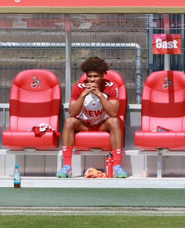 Neo Telle, hier im August 2025 beim Testspiel gegen Vitesse Arnheim auf der Bank, verlässt den 1. FC Köln.