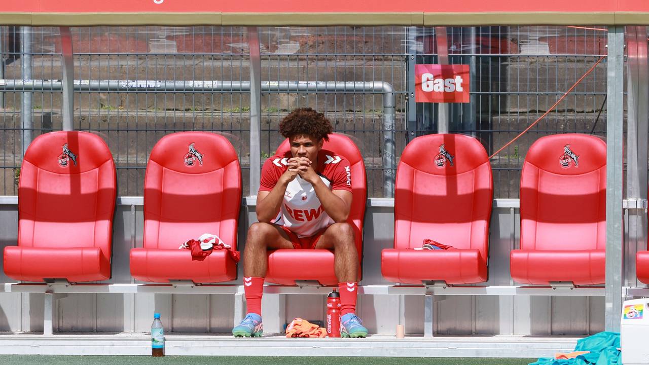 Neo Telle, hier im August 2025 beim Testspiel gegen Vitesse Arnheim auf der Bank, verlässt den 1. FC Köln.