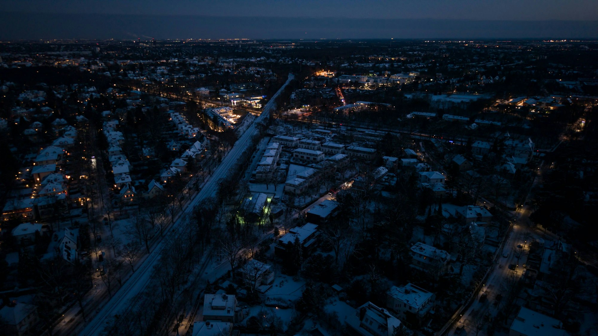 Nächtliche Stadt mit Schnee und vielen Lichtern