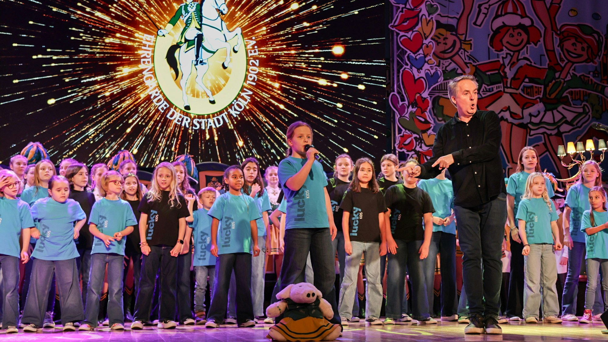 Die Lucky Kids mit Michael Kokott beim Auftritt auf der Bühne.