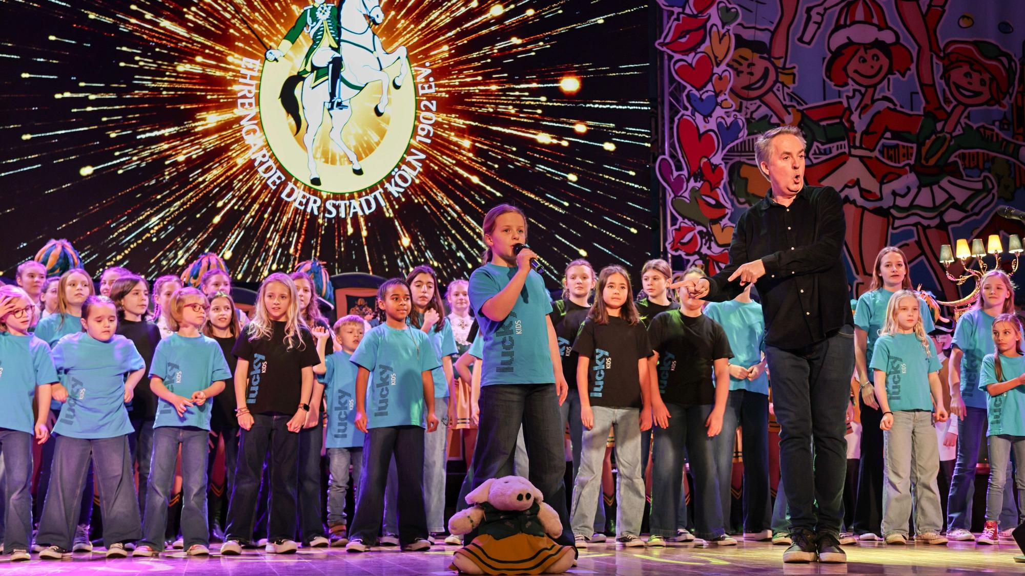 Die Lucky Kids mit Michael Kokott beim Auftritt auf der Bühne.