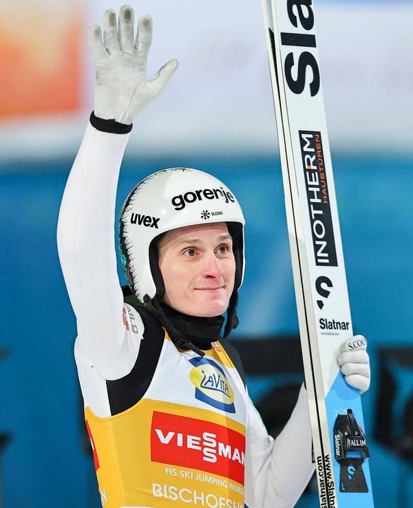 Domen Prevc winkt bei der Vierschanzentournee.