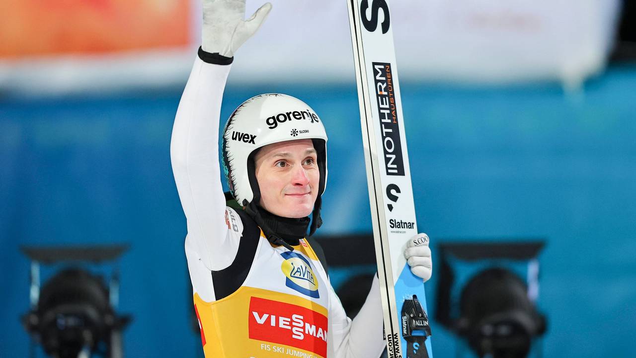 Domen Prevc winkt bei der Vierschanzentournee.