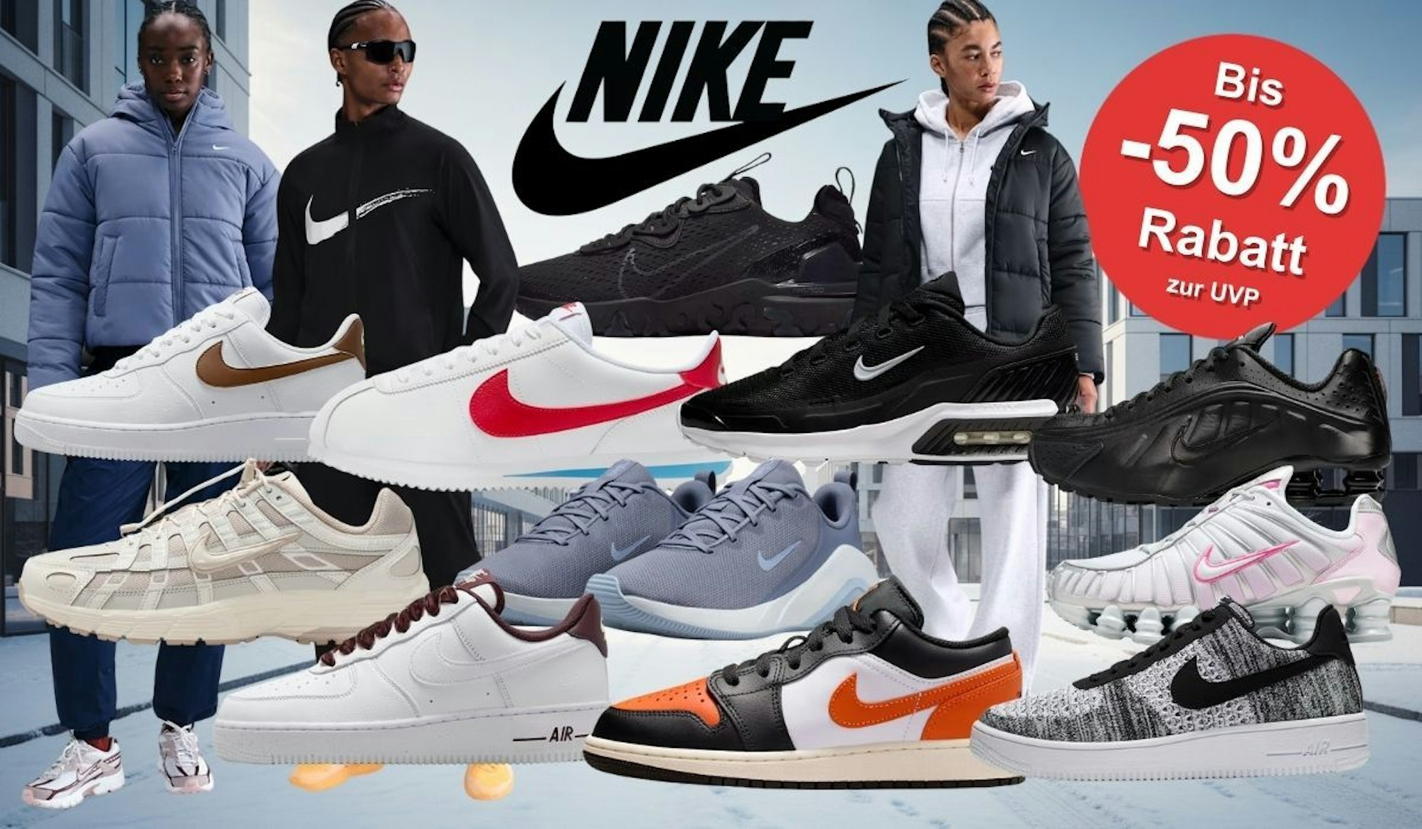 Nike Sneaker und Bekleidung, darunter Modelle wie Shox, Air Max, Air Force 1, Cortez sowie Jacken, Hoodies und Trainingsanzüge vor einem Hintergrund einer urbanen Stadtumgebung an einem kühlen Tag.