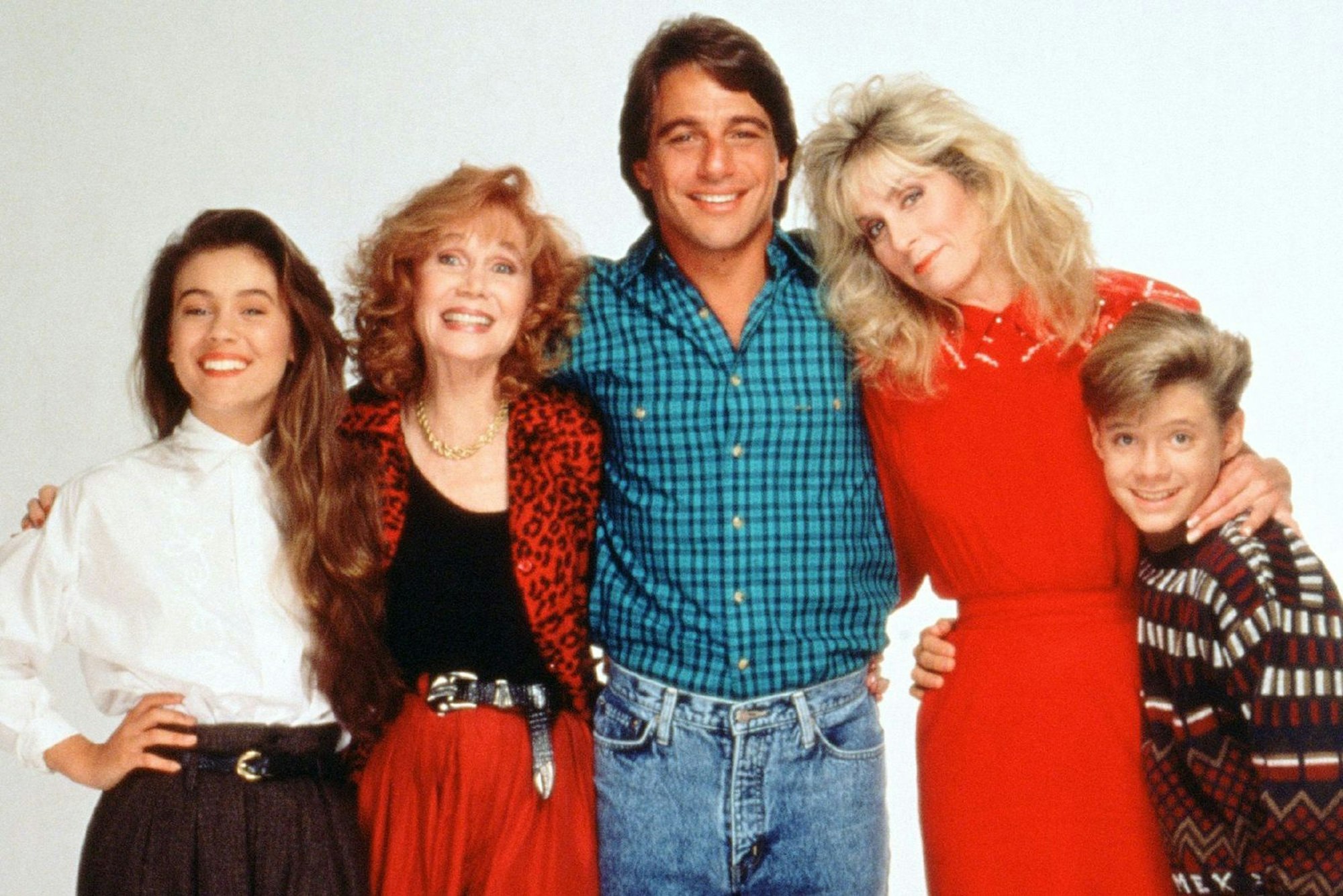 Sie waren eine der ersten Patchwork-Familien: Haushälter Tony Micelli (Tony Danza, Mitte) wirbelte mit Tochter Samantha (Alyssa Milano, links) das Leben seiner Chefin Angela (Judith Light, zweite von rechts), deren Sohn Jonathan (Danny Pintauro, rechts) und ihrer Mutter Mona (Katherine Helmond) gehörig durcheinander. (Bild: Super RTL)