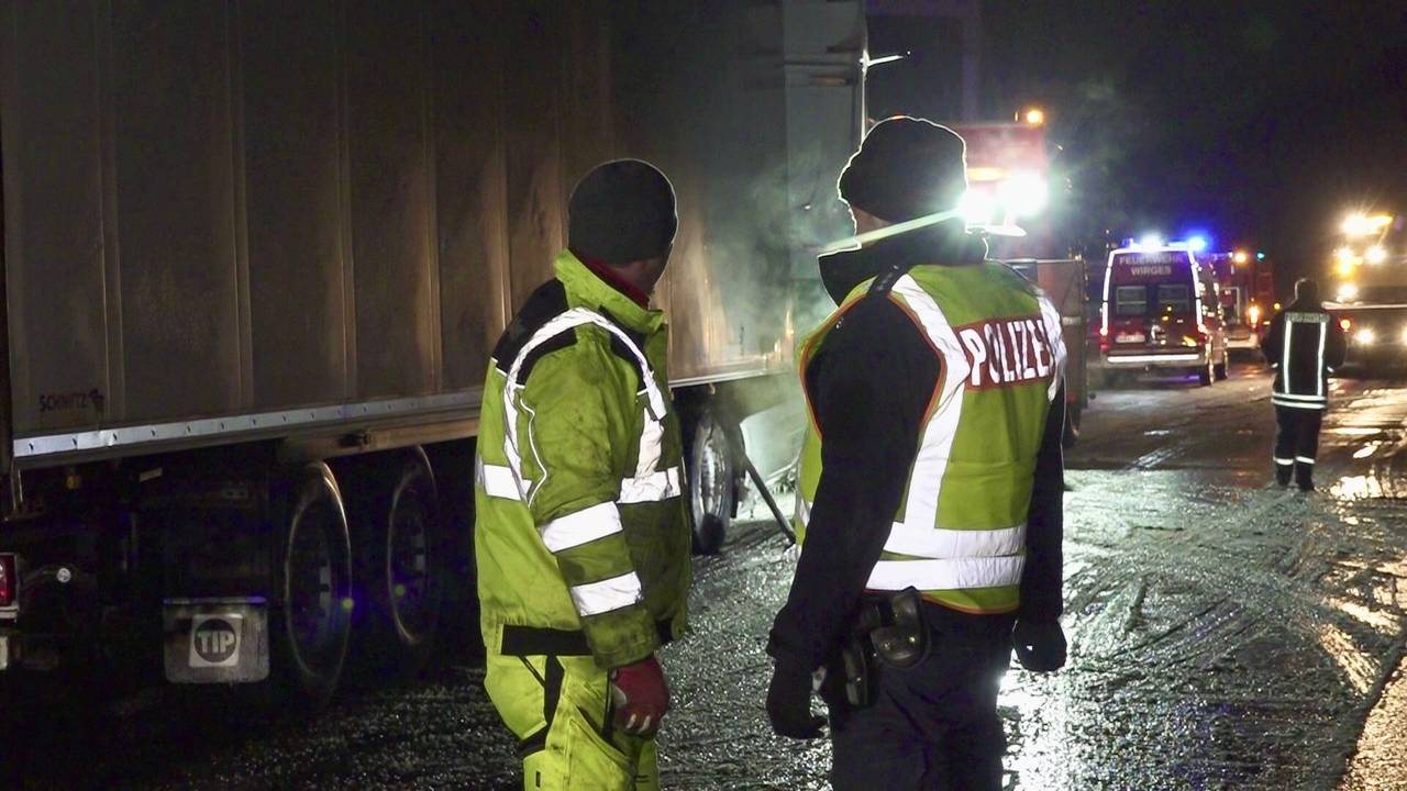 Polizisten stehen an einem Unfallort.