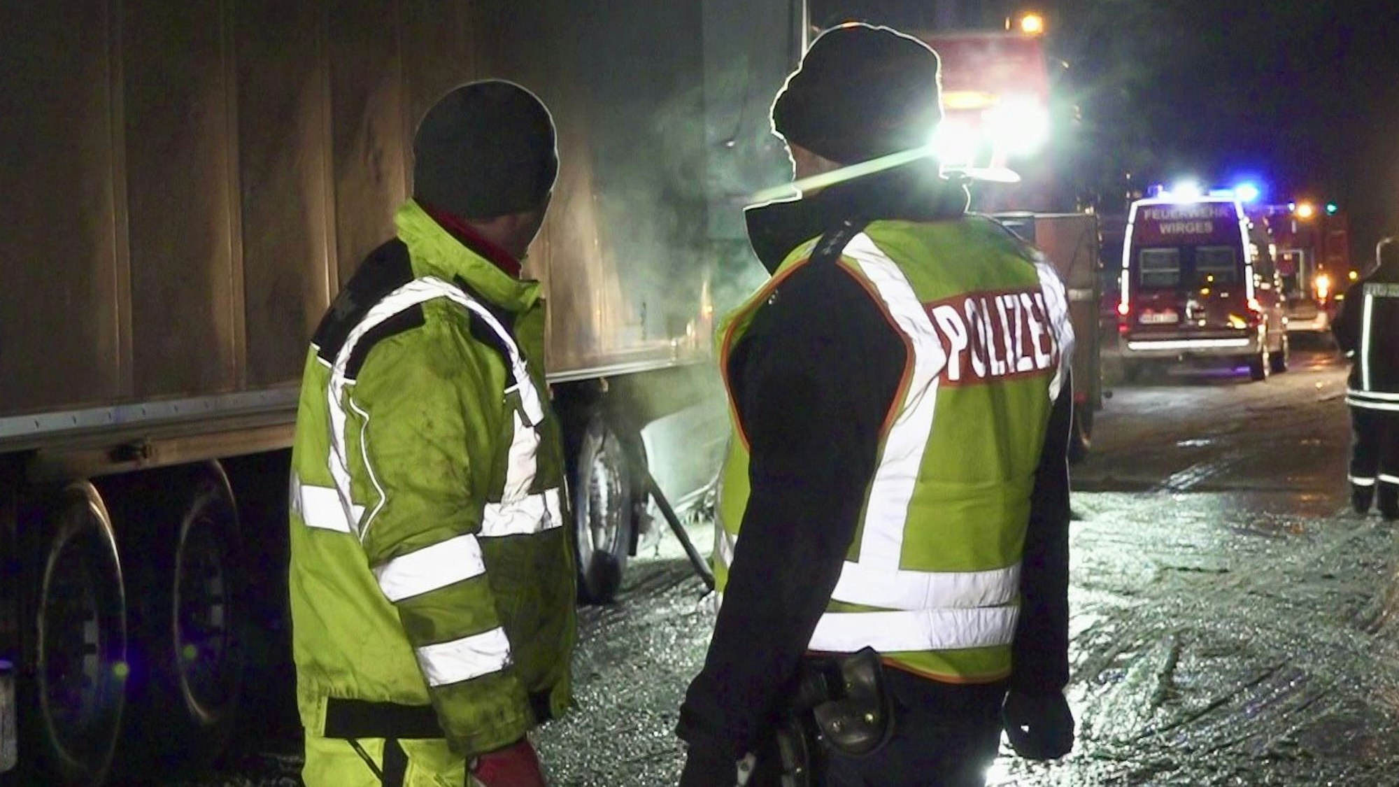 Polizisten stehen an einem Unfallort.