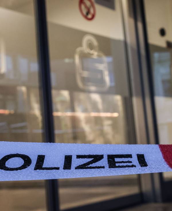 Ein Absperrband der Polizei hängt vor der Filiale der Sparkasse Gelsenkirchen im Stadtteil Buer. Nach dem Tresor-Coup in Gelsenkirchen sucht die Polizei nach den Tätern.