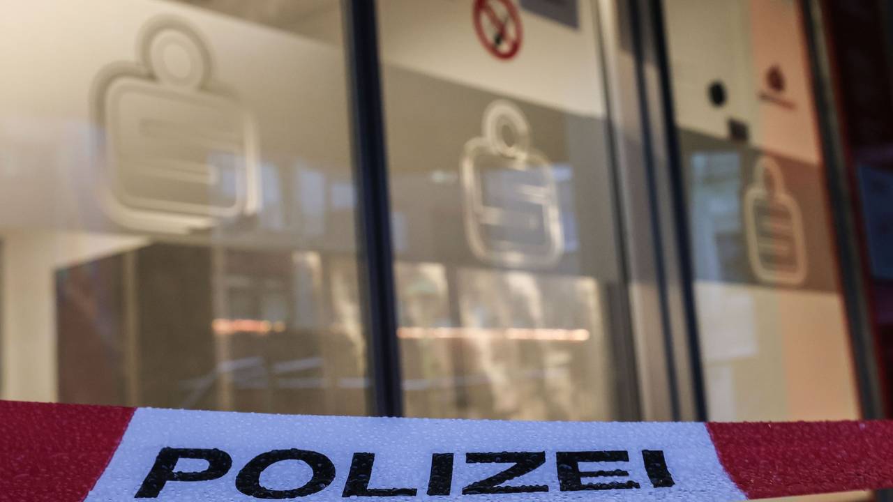 Ein Absperrband der Polizei hängt vor der Filiale der Sparkasse Gelsenkirchen im Stadtteil Buer. Nach dem Tresor-Coup in Gelsenkirchen sucht die Polizei nach den Tätern.