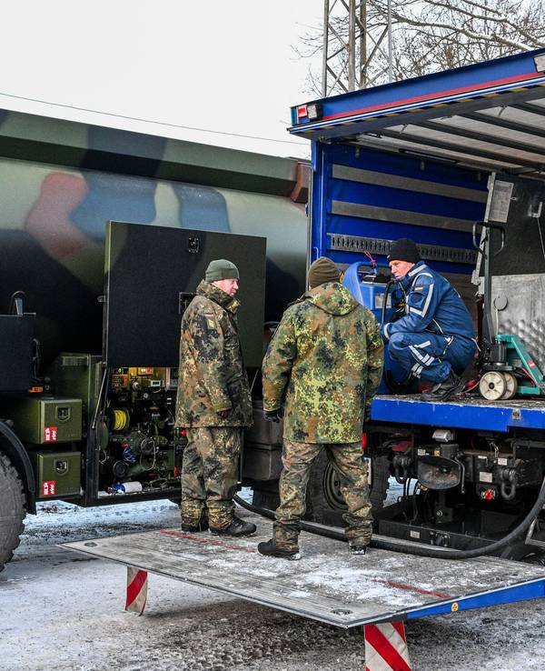 Die Bundeswehr unterstützt das Technische Hilfswerk bei der Betankung mit Diesel, der für Notstromaggregate benötigt wird. Zehntausende Menschen im Südwesten der Hauptstadt haben keinen Strom.