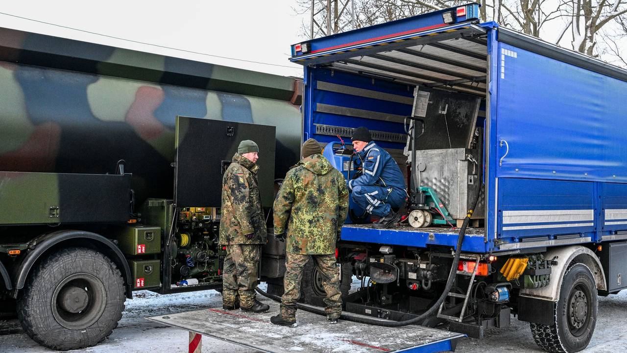 Die Bundeswehr unterstützt das Technische Hilfswerk bei der Betankung mit Diesel, der für Notstromaggregate benötigt wird. Zehntausende Menschen im Südwesten der Hauptstadt haben keinen Strom.
