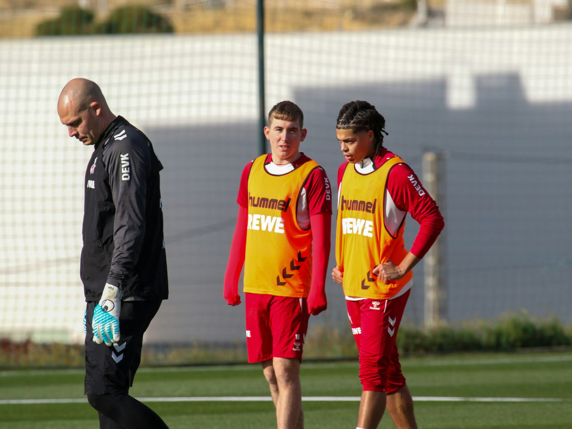 Der neue FC-Profi Jahmai Simpson-Pusey (r.) im Gespräch mit Isak Johannesson.