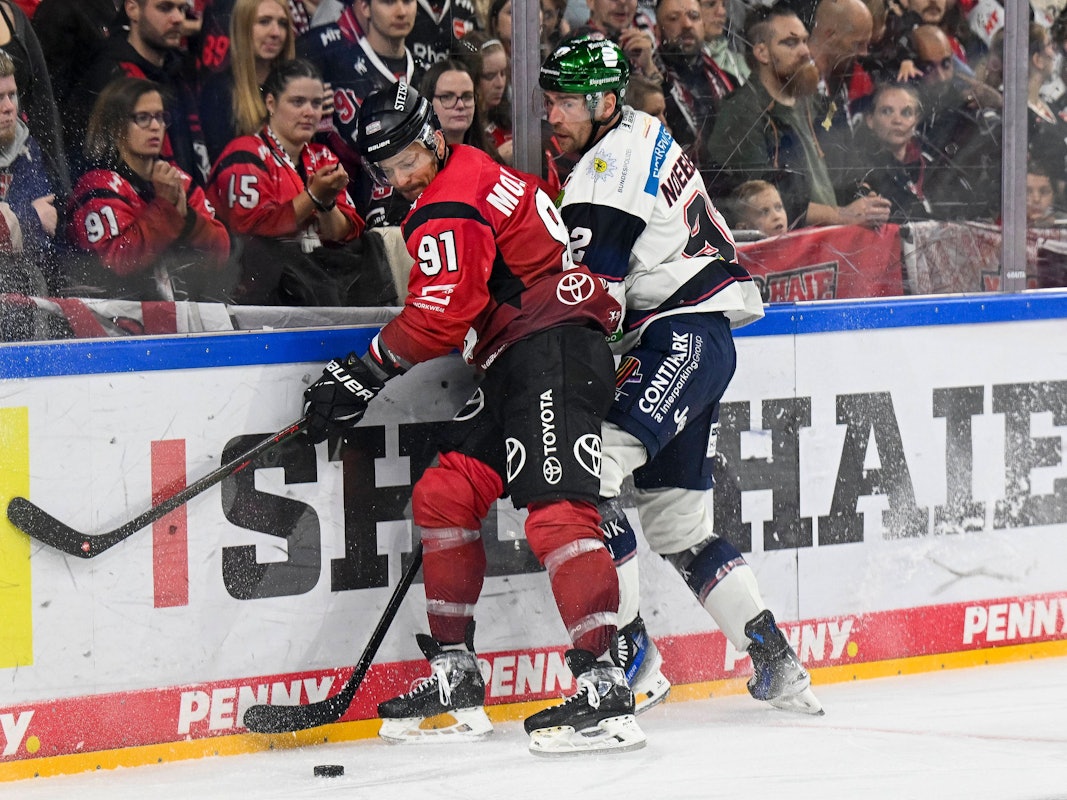 Marcel Noebels im Zweikampf mit Moritz Müller.