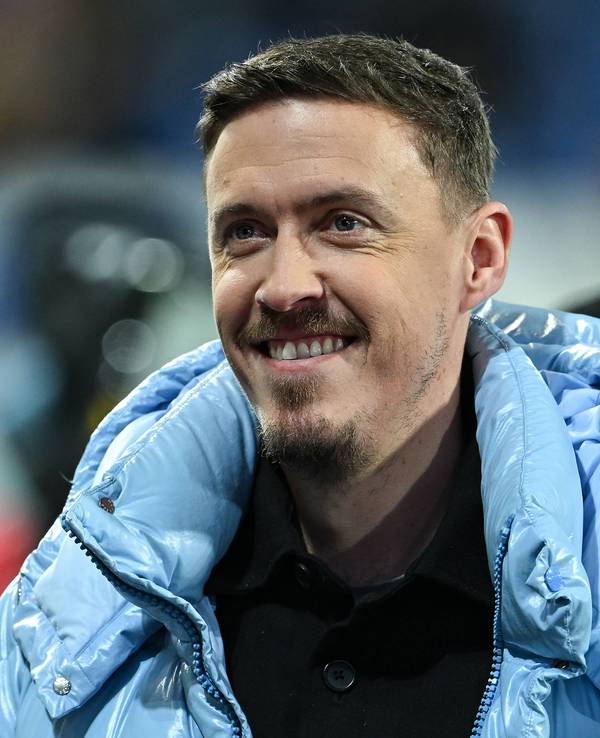 Max Kruse lächelt am Rande eines Fußballspiels in Darmstadt.