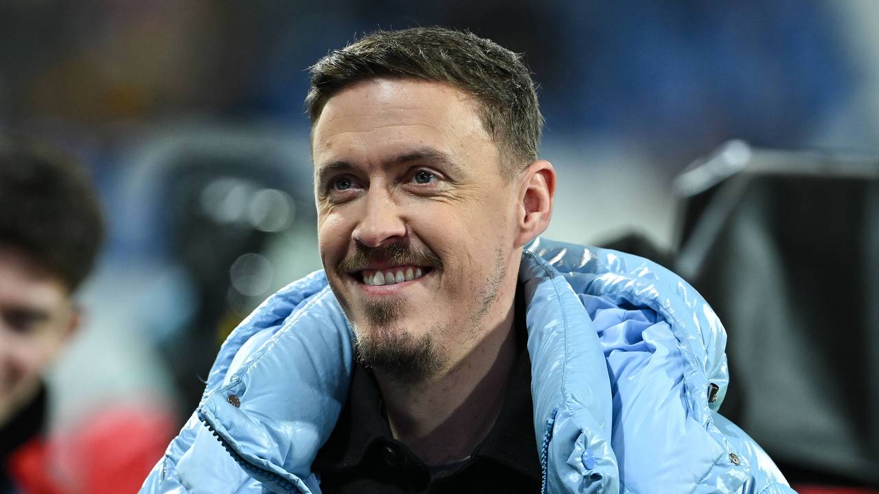 Max Kruse lächelt am Rande eines Fußballspiels in Darmstadt.