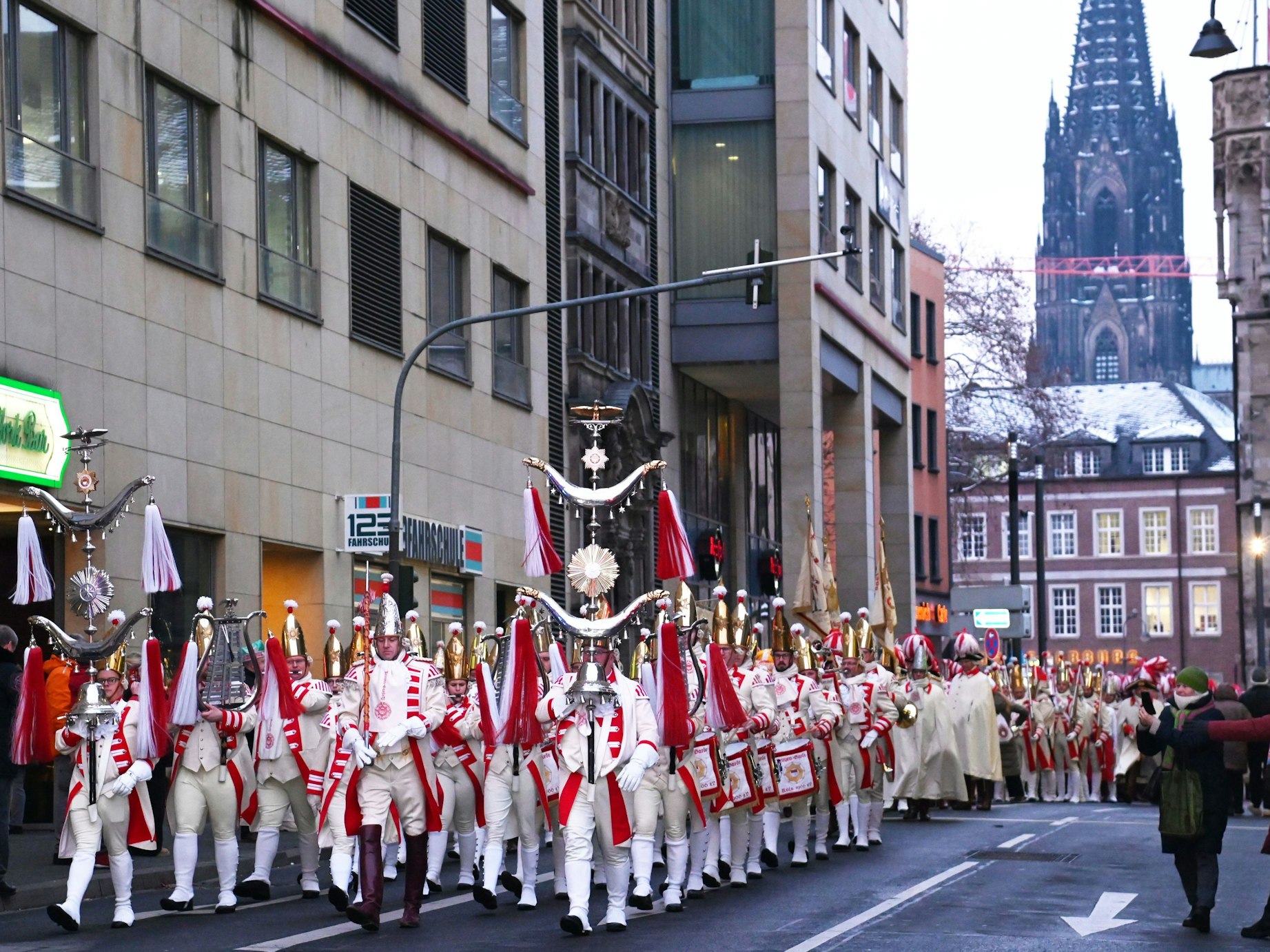 Das designierte Kölner Dreigestirn der Session 2026 im Karneval zieht in die Hofburg ein.