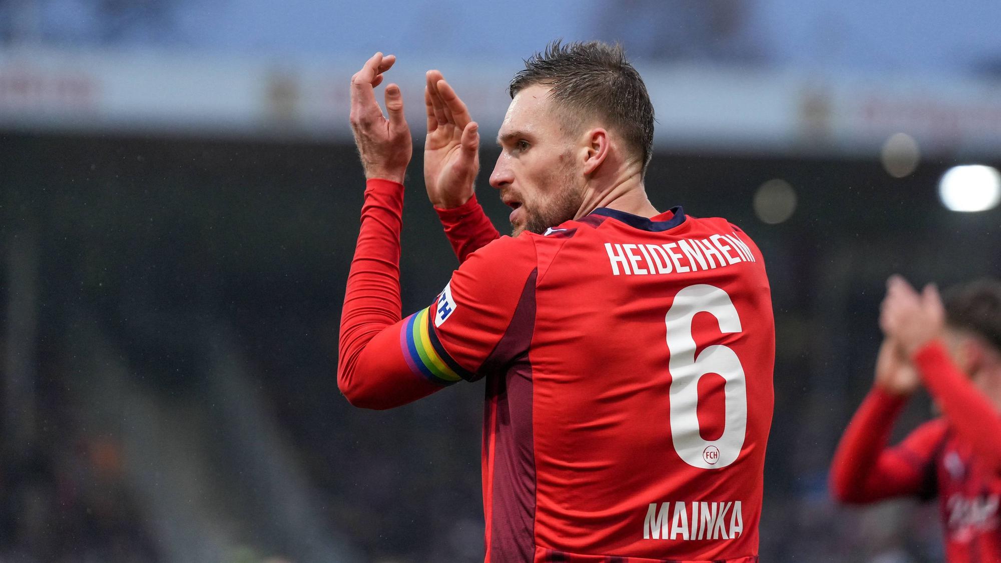 Heidenheim-Kapitän Patrick Mainka klatscht in die Hände.