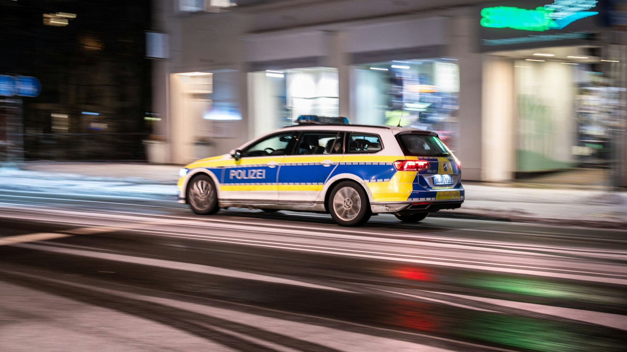 Polizeifahrzeug in Bewegung am Abend