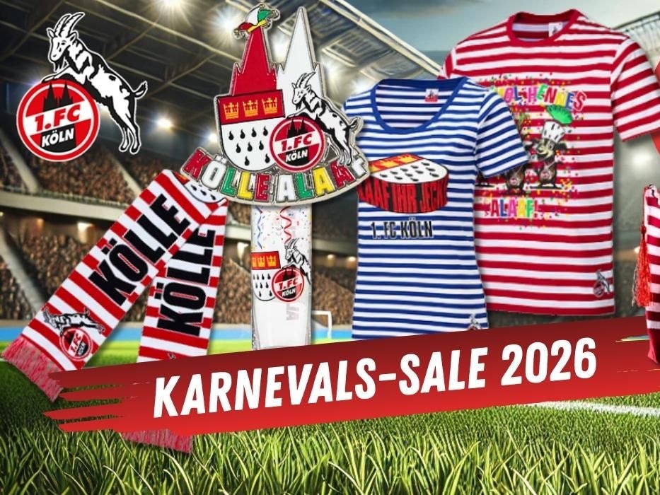 Verschiedene Karnevals Artikel wie T-Shirts, Gläser, Krätzchen, Orden und Schals aus dem FC-Fanshop vor einem Stadion im Hintergrund mit Tribünen und grünen Rasen.