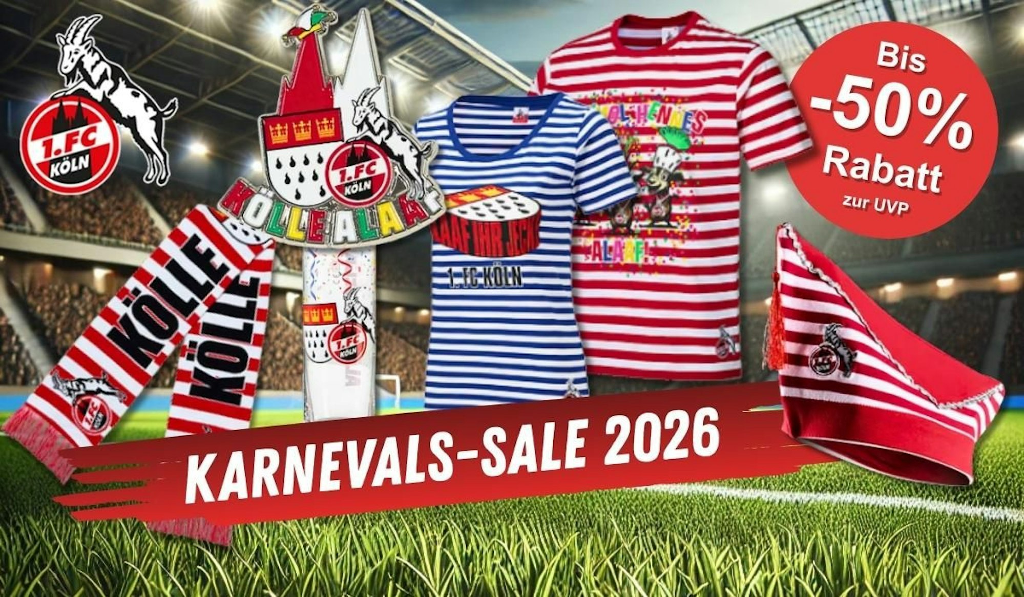 Verschiedene Karnevals Artikel wie T-Shirts, Gläser, Krätzchen, Orden und Schals aus dem FC-Fanshop vor einem Stadion im Hintergrund mit Tribünen und grünen Rasen.