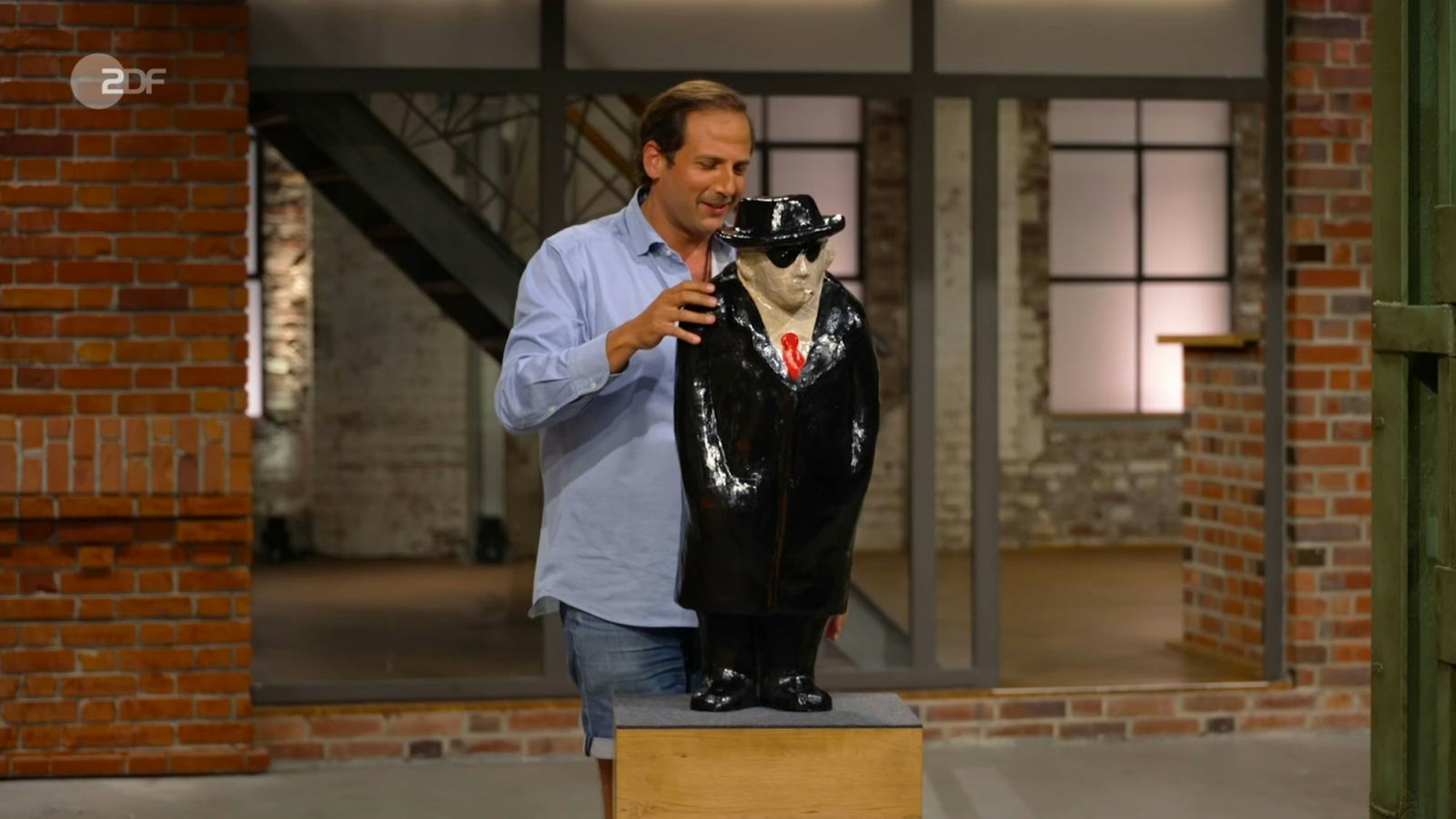 Sabine und Anne, die sich 50 Euro für den 3-Euro-Flohmarktfund erhofften, klärten auf: Die Figur stelle einen Detektiv aus einem Film Noir dar. (Bild: ZDF)