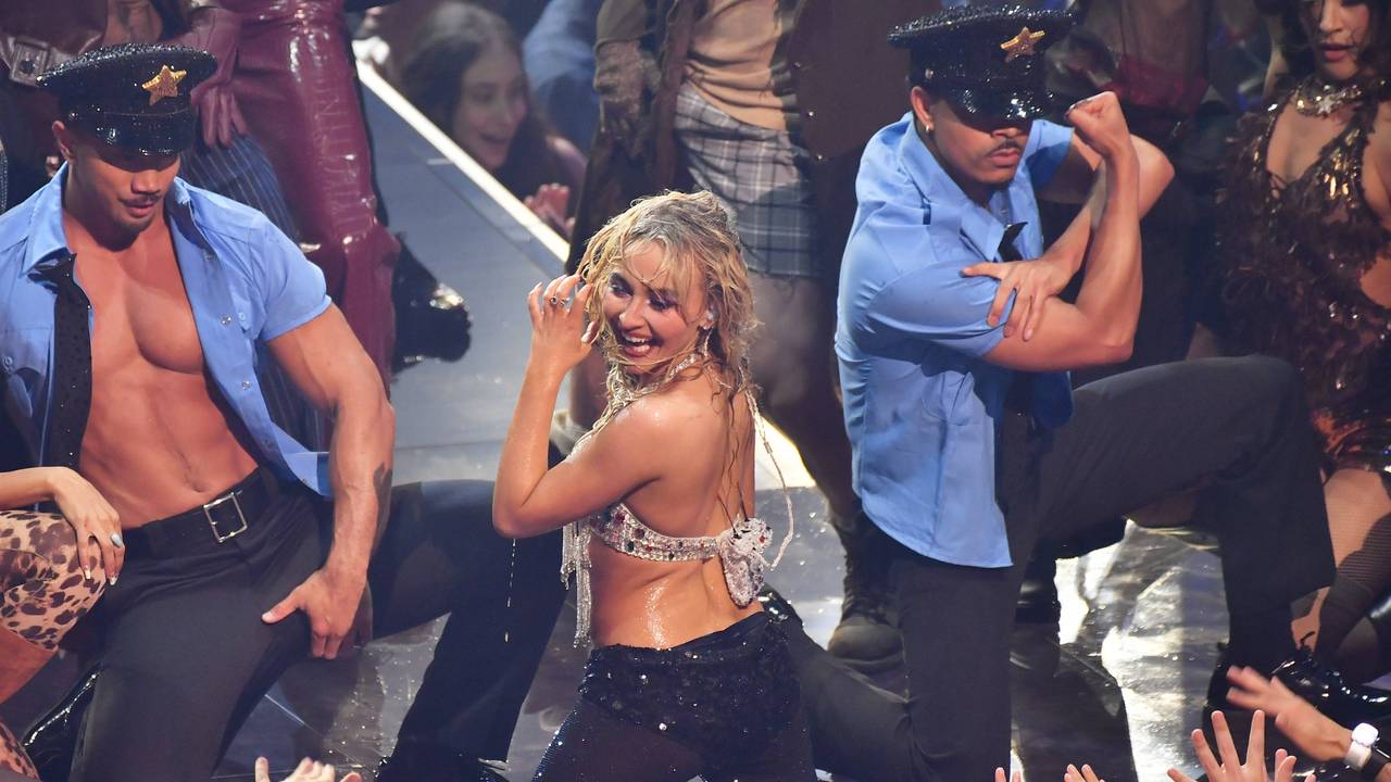 Sabrina Carpenter tritt während der MTV Video Music Awards 2025 in der UBS Arena auf.