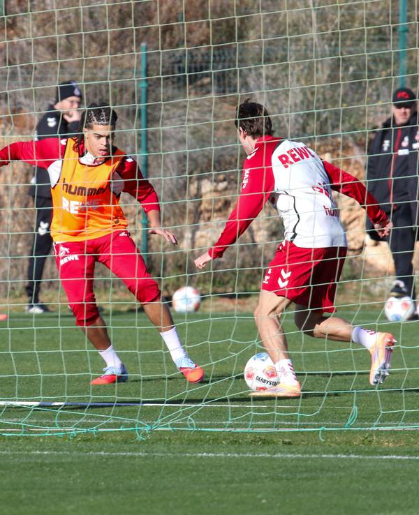 Jahmai Simpson-Pusey (Mitte, 1. FC Köln) bei seinem ersten FC-Training in Spanien am 6. Januar 2026.