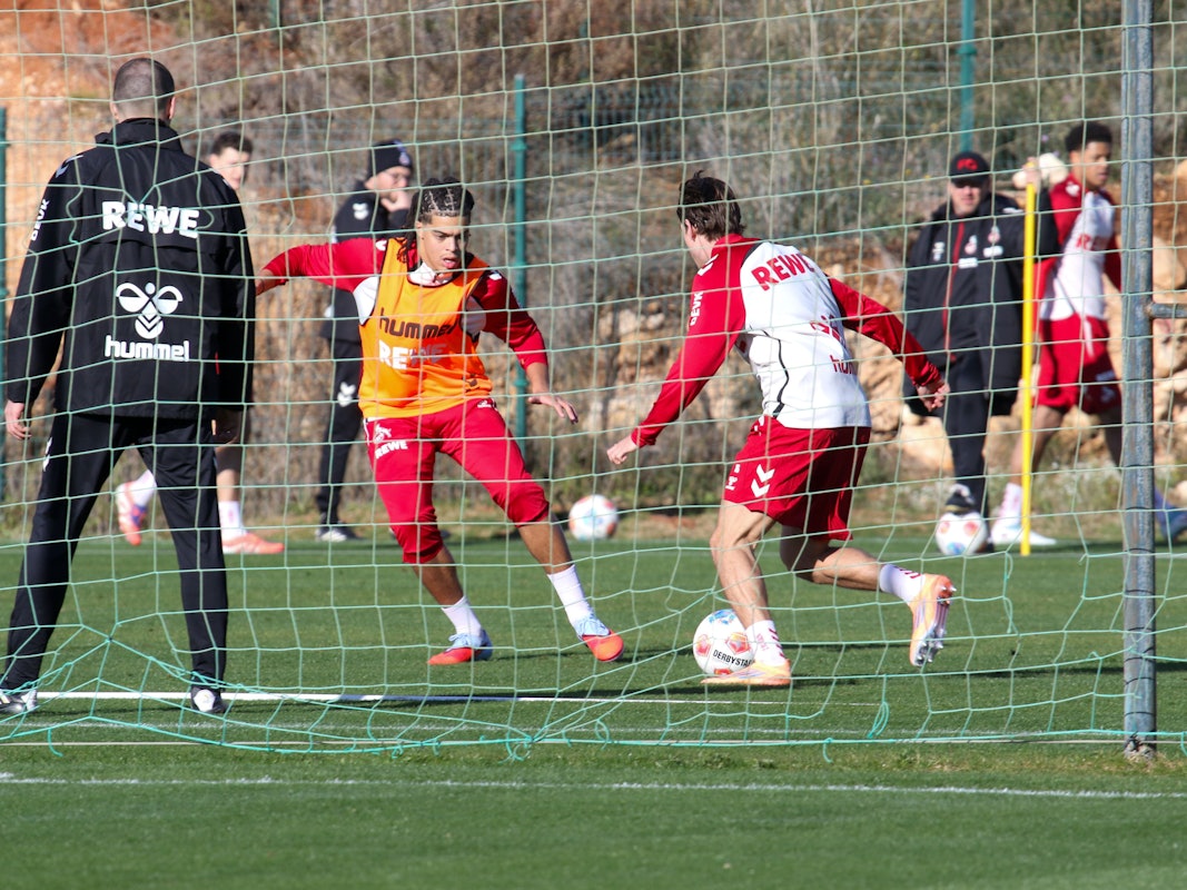 Jahmai Simpson-Pusey (Mitte, 1. FC Köln) bei seinem ersten FC-Training in Spanien am 6. Januar 2026.