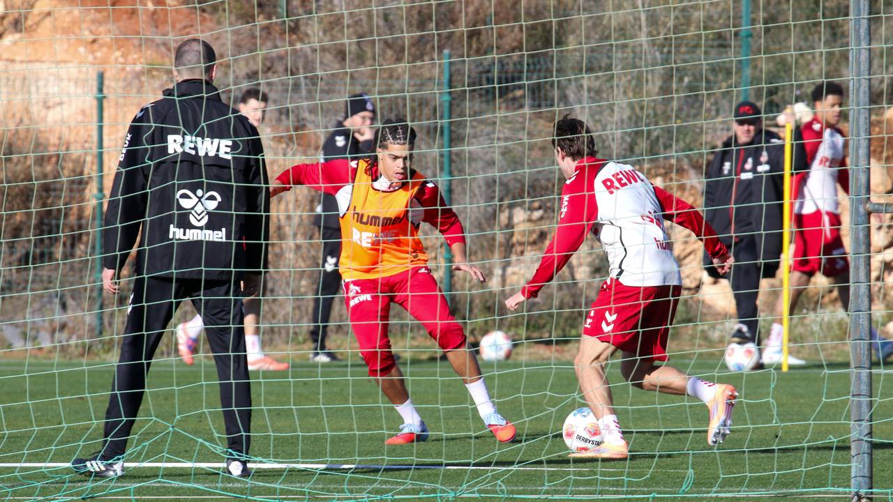 Jahmai Simpson-Pusey (Mitte, 1. FC Köln) bei seinem ersten FC-Training in Spanien am 6. Januar 2026.