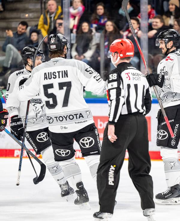 Torjubel bei den Kölner Haien in der DEL gegen die Nürnberg Ice Tigers.