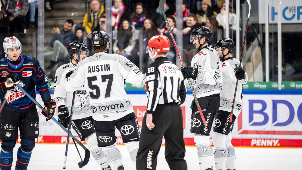 Torjubel bei den Kölner Haien in der DEL gegen die Nürnberg Ice Tigers.