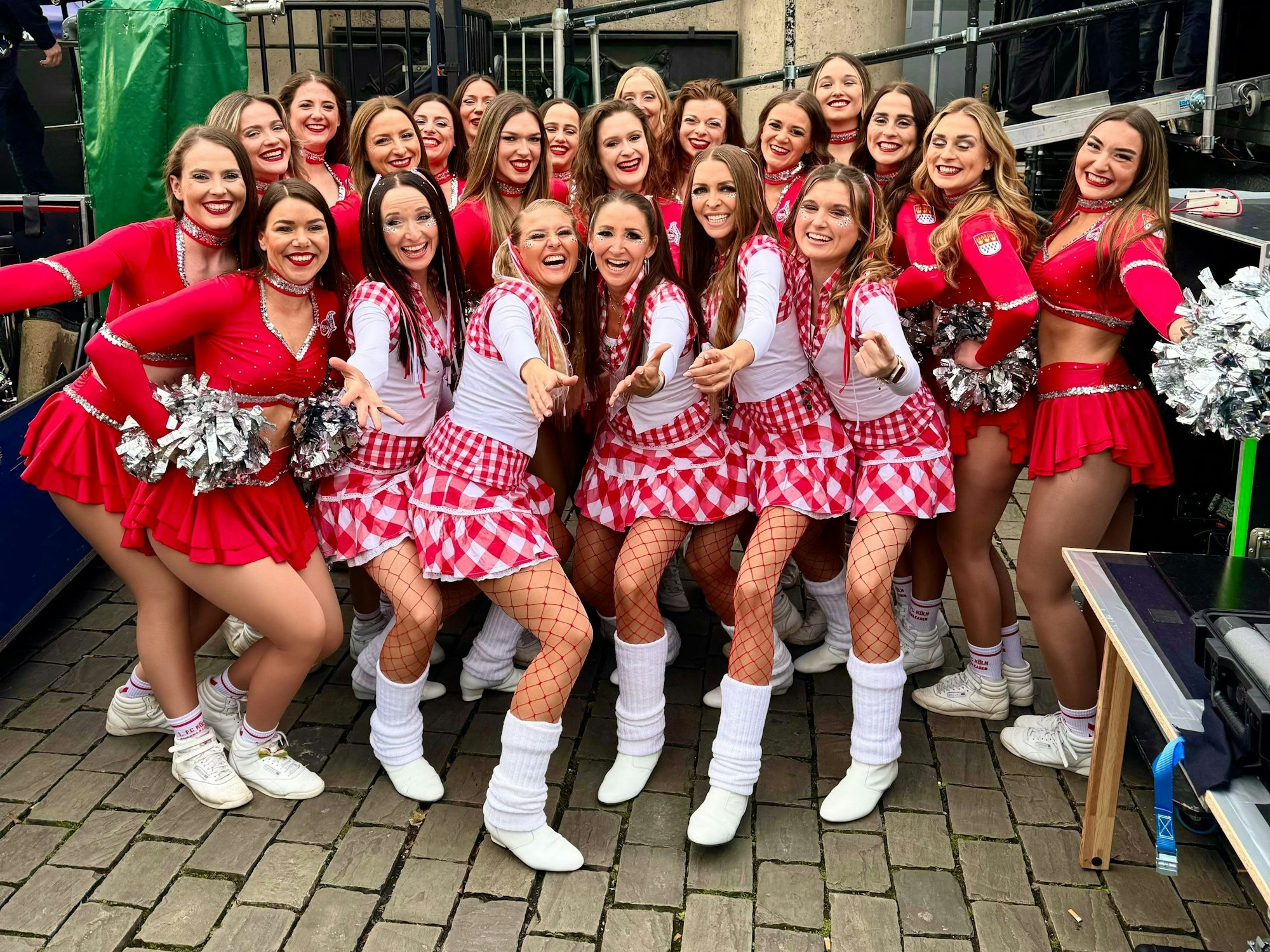 Die Funky Marys mit den FC-Cheerleadern.