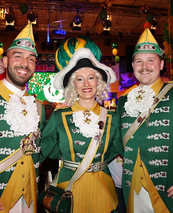 Tanzmarie Alina Harig mit Tanzoffizier Davide Giangualano und Ersatztanzoffizier Max Tillmann.