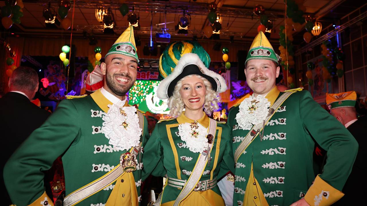 Tanzmarie Alina Harig mit Tanzoffizier Davide Giangualano und Ersatztanzoffizier Max Tillmann.