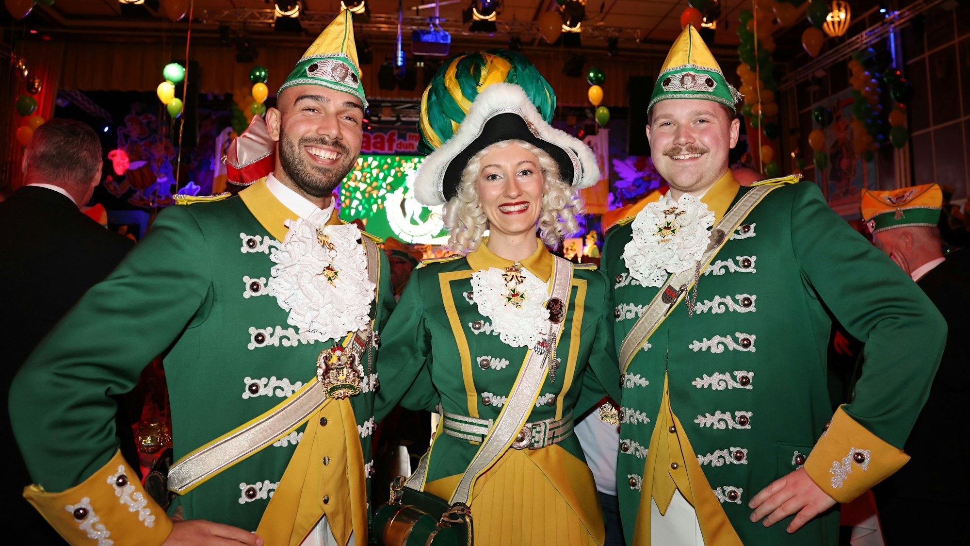 Tanzmarie Alina Harig mit Tanzoffizier Davide Giangualano und Ersatztanzoffizier Max Tillmann.