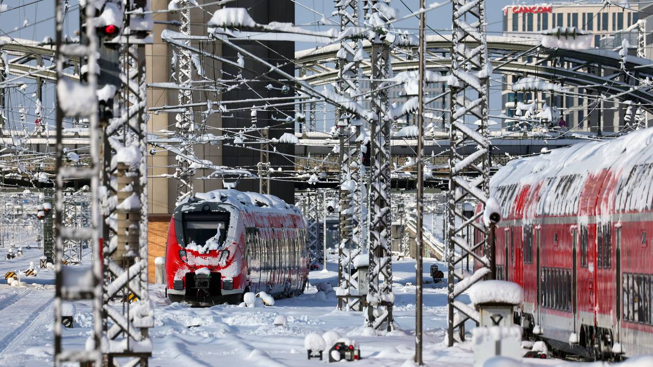 Mit Schnee überzogene Regionalzüge stehen im Hauptbahnhof München.