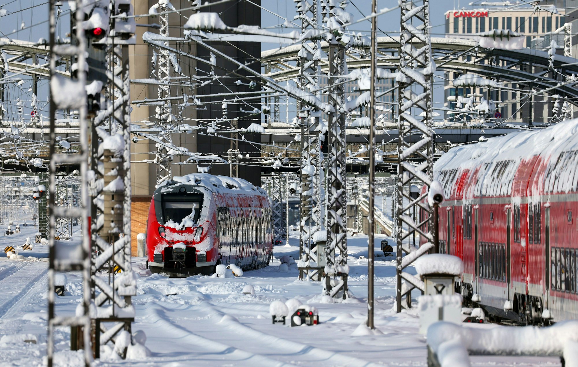 Mit Schnee überzogene Regionalzüge stehen im Hauptbahnhof München.