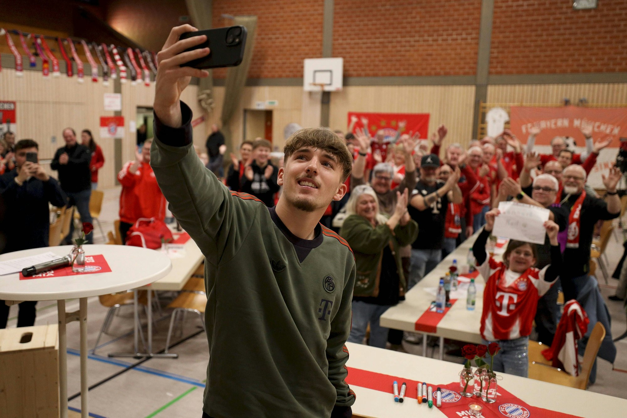 Lennart Karl macht ein Selfie beim Bayern-Fanclub Burgsinn